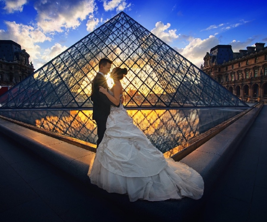 Twin flames married at the louvre